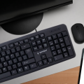 Klawiatura Gembird KB-U-103 podczas pisania na pełnowymiarowej klawiaturze USB